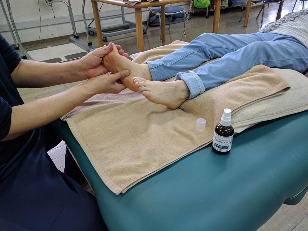 高齢者リハビリ オイルマッサージ